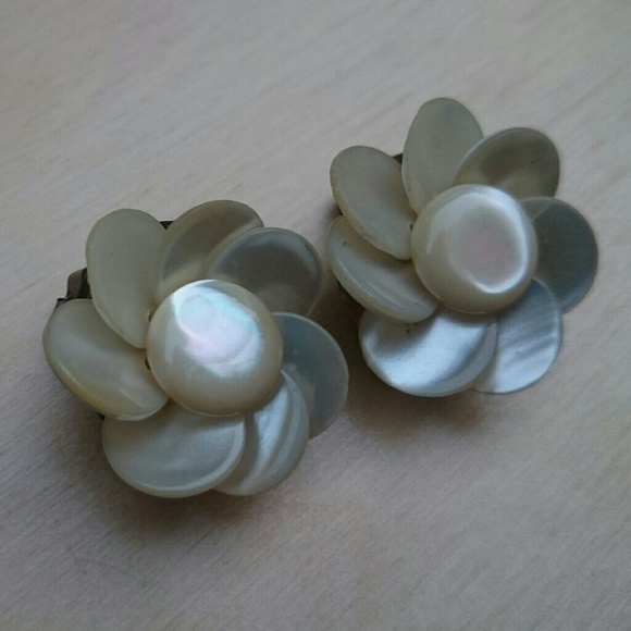 Flower Seashell Earrings🔱 - Picture 4 of 5